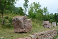 Sculture in marmo rosso di Verzegnis a Sella Chianzutan