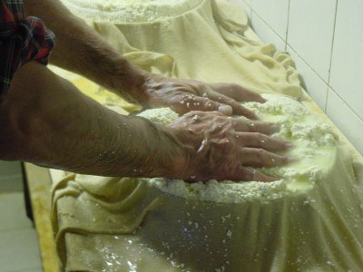 14) Formatura del formaggio.JPG